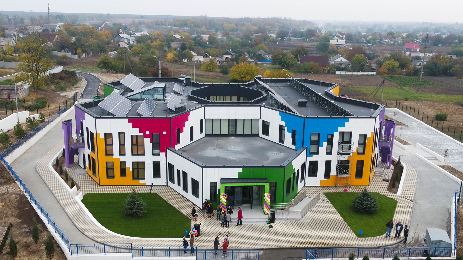 Советник премьера Голик предложил план, как построить сотни школ, садиков и стадионов